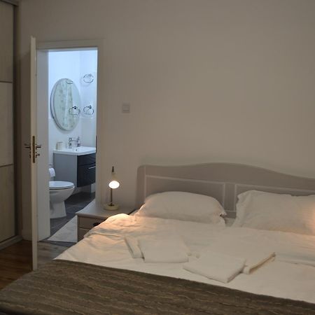 Апартаменти Victoria Plaza Two Bdr Apt Бухарест Екстер'єр фото